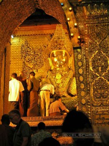 buddha mahamuni pagode mandalay 02