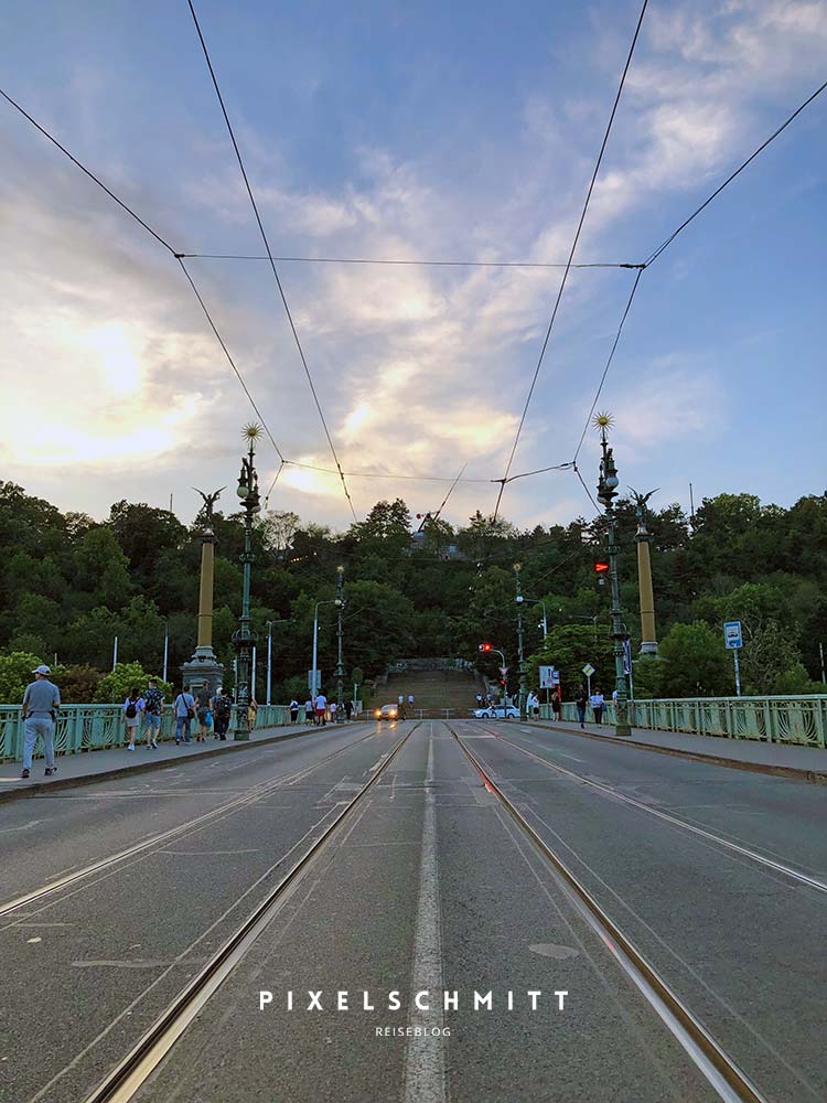 Der Blick von der Moldau-Brücke hoch zum Metronom