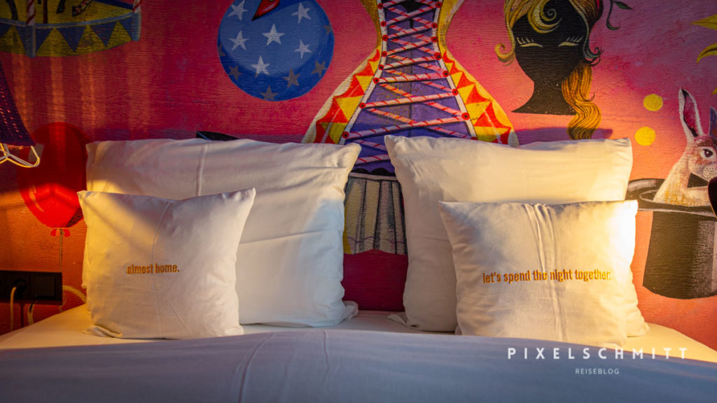 hotel in wien 25hours museumsquartier bett mit kissen