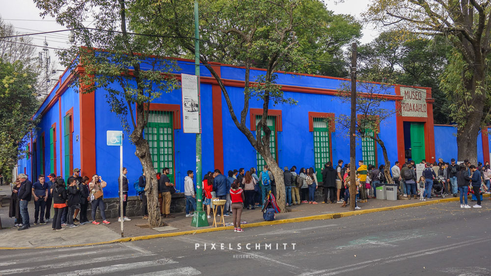 Lange Warteschlange vor dem Frida Kahlo Museum