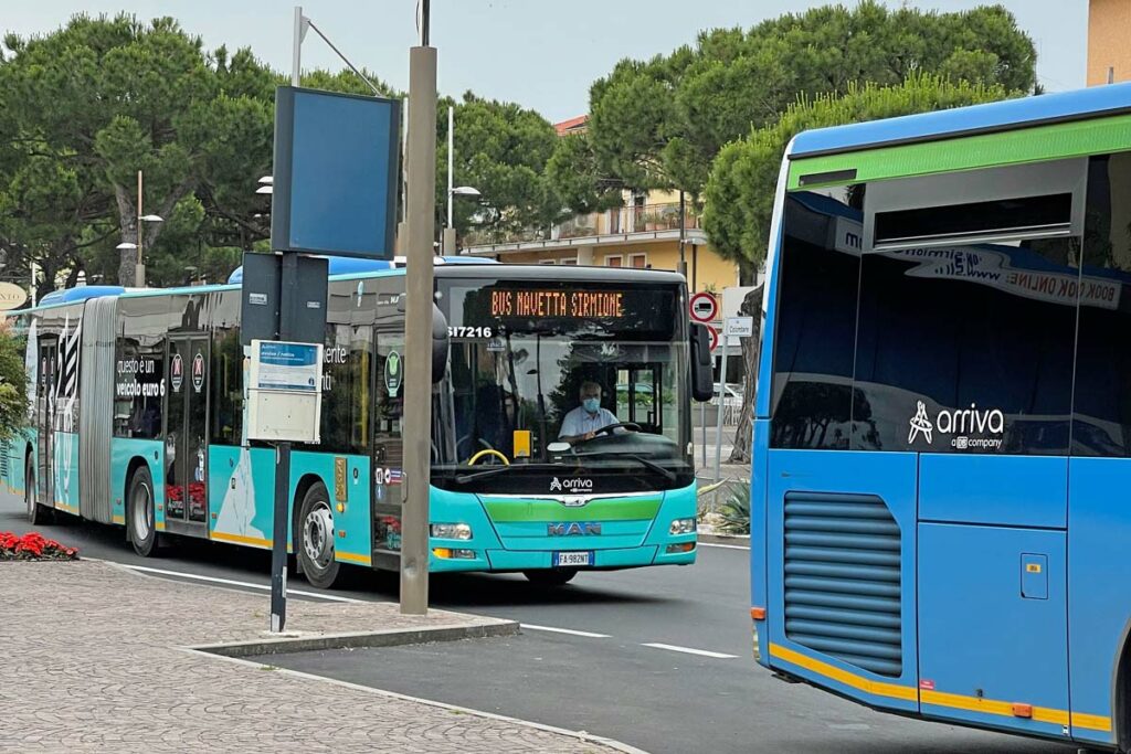 Vorne der Fernbus, dahinter der Shuttlebus, der dich in die Altstadt bringt