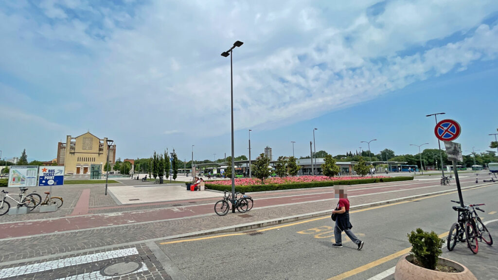 Der Busbahnhof in Verona vor dem Bahnhof Porta Nuova