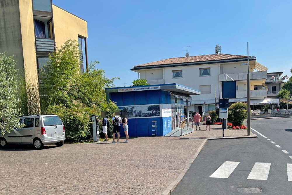 Dein Ticket für den Shuttlebus kaufst Du einfach direkt am Automaten an der Haltestelle