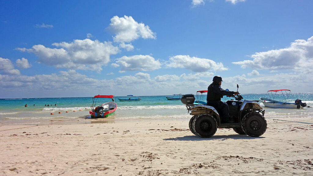 Urlaub in Mexiko gefährlich? Tulum: Bewaffnete Sicherheitskräfte am Strand