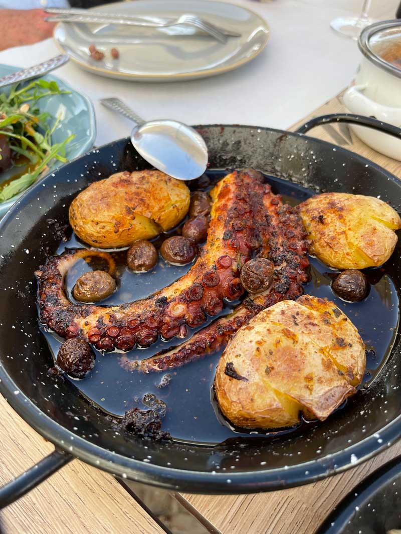Oktopus mit Oliven und Kartoffeln